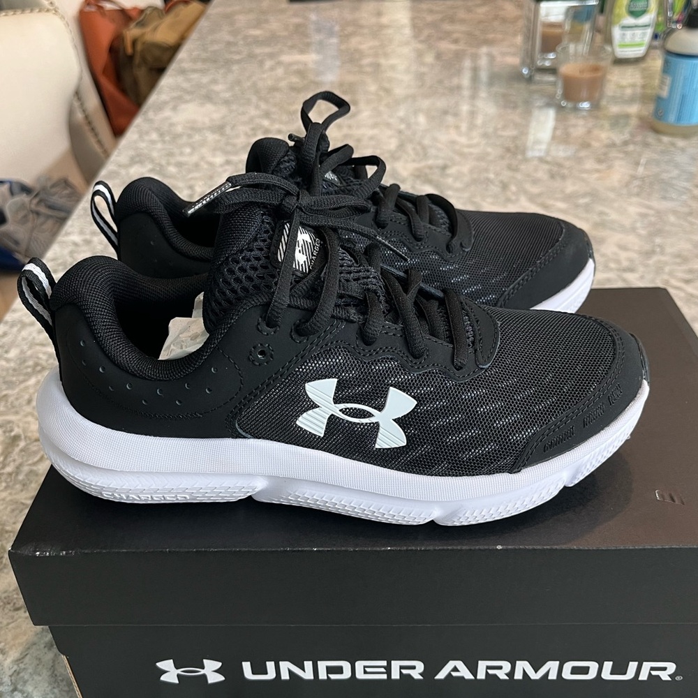Black 5Y/2E BGS Assert Under Armour Youth Shoes